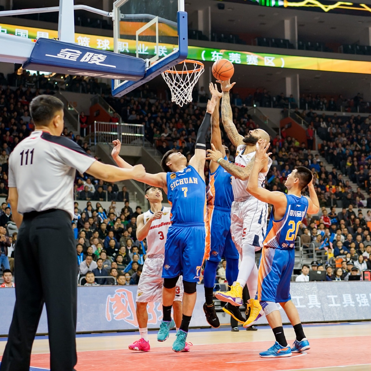 意甲周日赛事多维分析：拉齐奥主场争冠蓄力，博洛尼亚携黑马韧性迎考（意甲周日深度解读：拉齐奥主场蓄势冲冠，博洛尼亚以黑马韧性迎战）