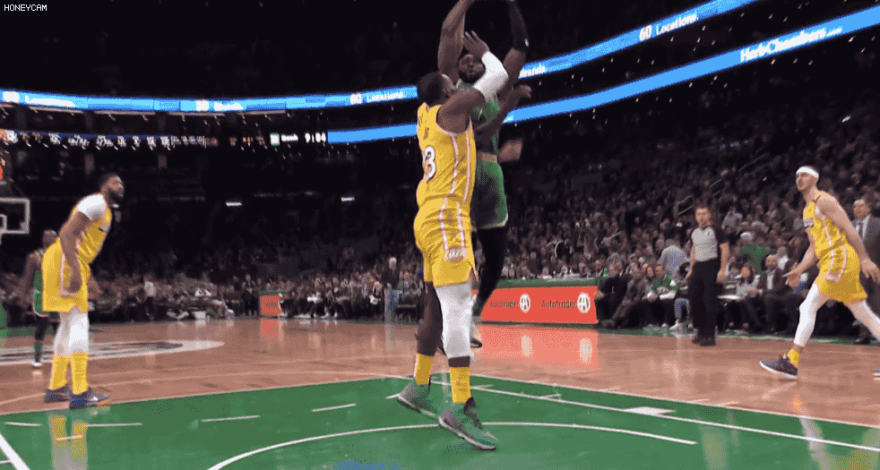 支持家乡球队，费德勒现身巴塞尔主场看台看对阵维拉的比赛（费德勒现身巴塞尔主场为家乡队助威，观战对阵维拉的比赛）