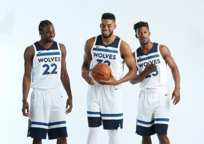 Tarkanian邀请赛：张博源单场命中6记三分，砍下26分3篮板（Tarkanian邀请赛：张博源投进6记三分球，拿下26分和3个篮板）