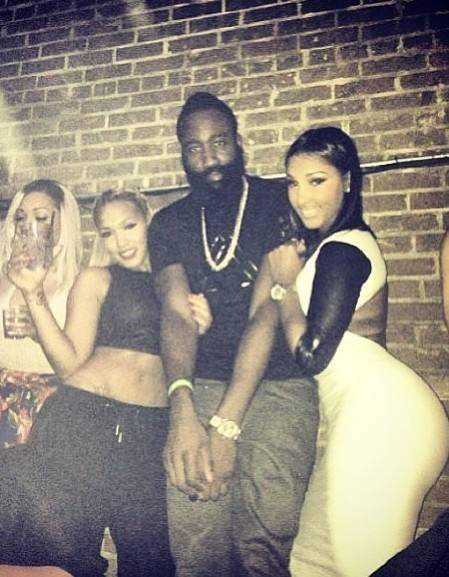 皇马客场4-3奥林匹亚科斯，姆巴佩大四喜，维尼修斯两助攻（姆巴佩上演大四喜，维尼修斯两度助攻，皇马客场4-3险胜奥林匹亚科斯）