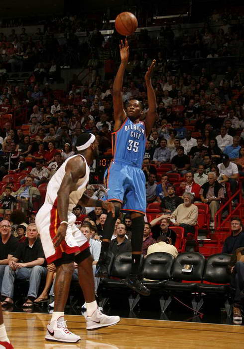 30000分大关谁能破？哈登接近100%，库里还有一线生机，威少0%（三万分大关谁能闯？哈登胜算近100%，库里尚有一线生机，威少基本无望）