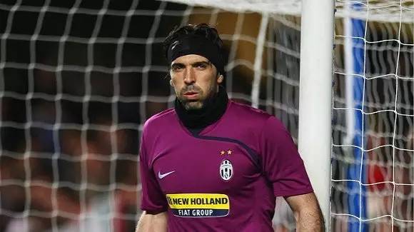 媒体人：徐昕的身高优势明显 他在禁区能够改变广东的攻筐方式（媒体人称徐昕身高优势突出，内线可重塑广东的篮下进攻打法）