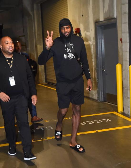 许昕解说成都混团世界杯中国队Vs日本队决赛王曼昱与张本美和的比赛！（许昕评述成都混团世界杯中日决赛：王曼昱对阵张本美和）