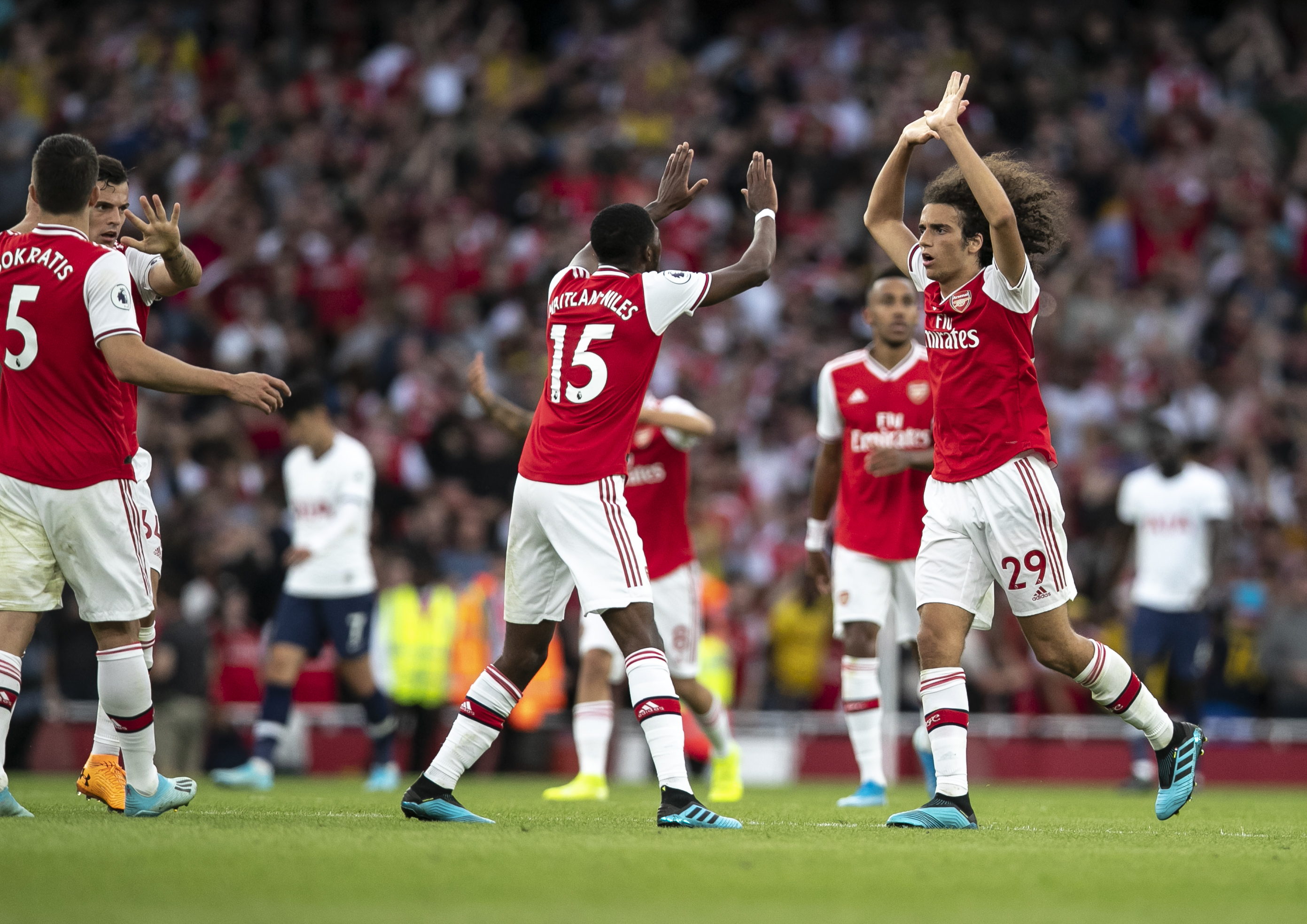 世体：梅西在进入诺坎普前没联系巴萨的任何人请求许可（世体：梅西进诺坎普前未与巴萨任何人沟通获取许可）