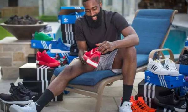 狼王归位！森林狼官方晒组照：加内特穿上球队经典球衣（狼王重归！森林狼发布组照：加内特身披球队经典战袍）