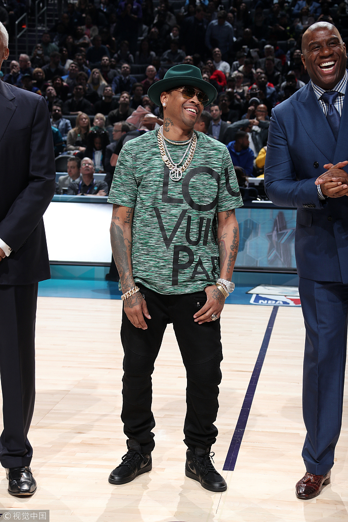 吕文君庆祝夺冠：是海港的三连冠，更是上海的三连冠（吕文君：不仅是海港三连冠，也是上海的三连冠）