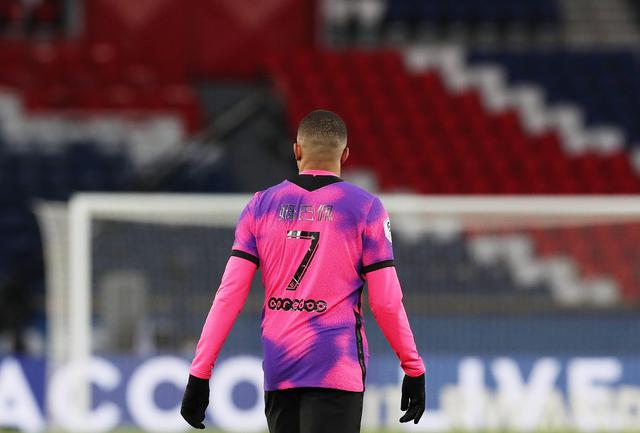 足球曝英超豪门盯上天才中卫，报价或破纪录（曝英超豪门锁定天才中卫，报价或刷新转会纪录）