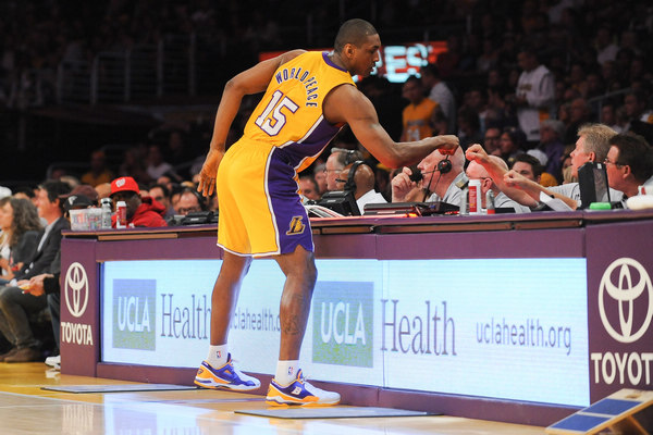 鹈鹕兜售墨菲要价4个首轮签 马刺会为了他而掏空家底吗？（鹈鹕求售墨菲开价四个首轮签，马刺会为他倾尽筹码吗？）