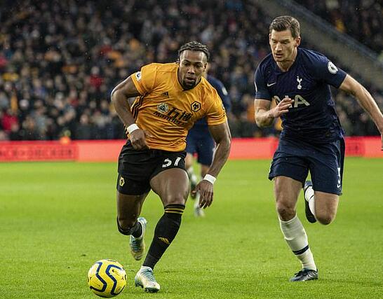 迪乌夫：过去我从没踢过右路，但只要能帮助球队我都愿意去做（迪乌夫：虽未踢过右路，只要有利球队我愿意尝试）