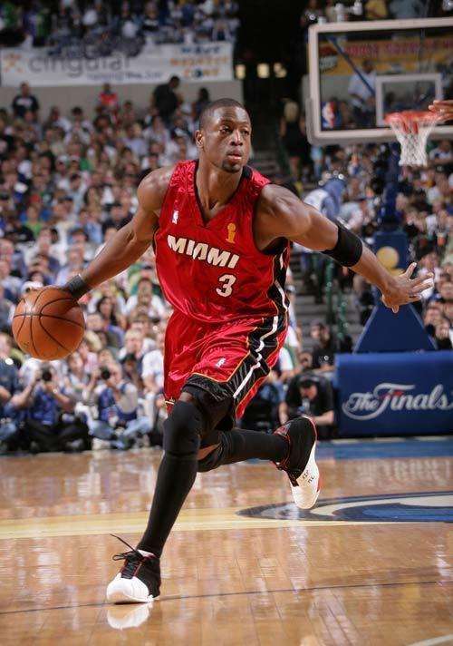 詹姆斯：我和卢卡都可以去执行技术犯规罚球，很不幸我罚丢了（詹姆斯谈技犯罚球：我和卢卡都能主罚，遗憾我罚失）