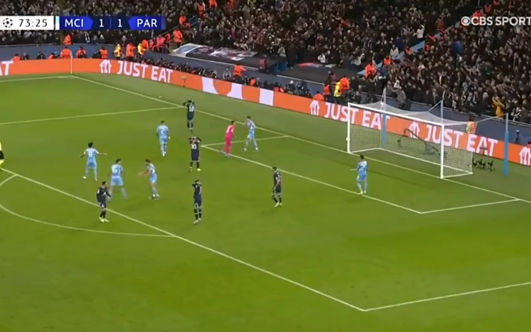 17岁天才卡尔展现极强潜力，德甲首秀表现亮眼，凭借出色技术和风格成为焦点。（17岁天才卡尔德甲首秀惊艳，精湛技术与独特风格尽显潜力成全场焦点）