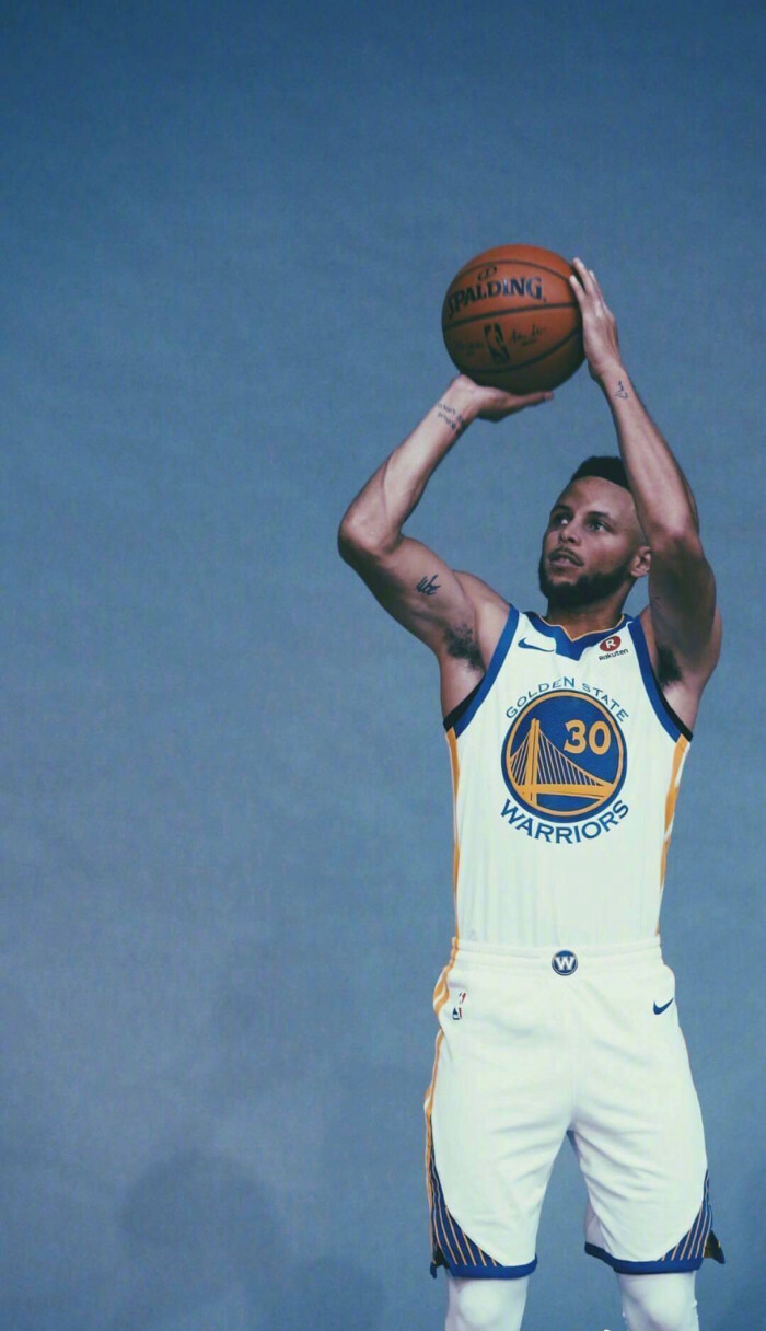 广东男篮防守稳固力克上海（广东男篮凭坚实防守击败上海队）