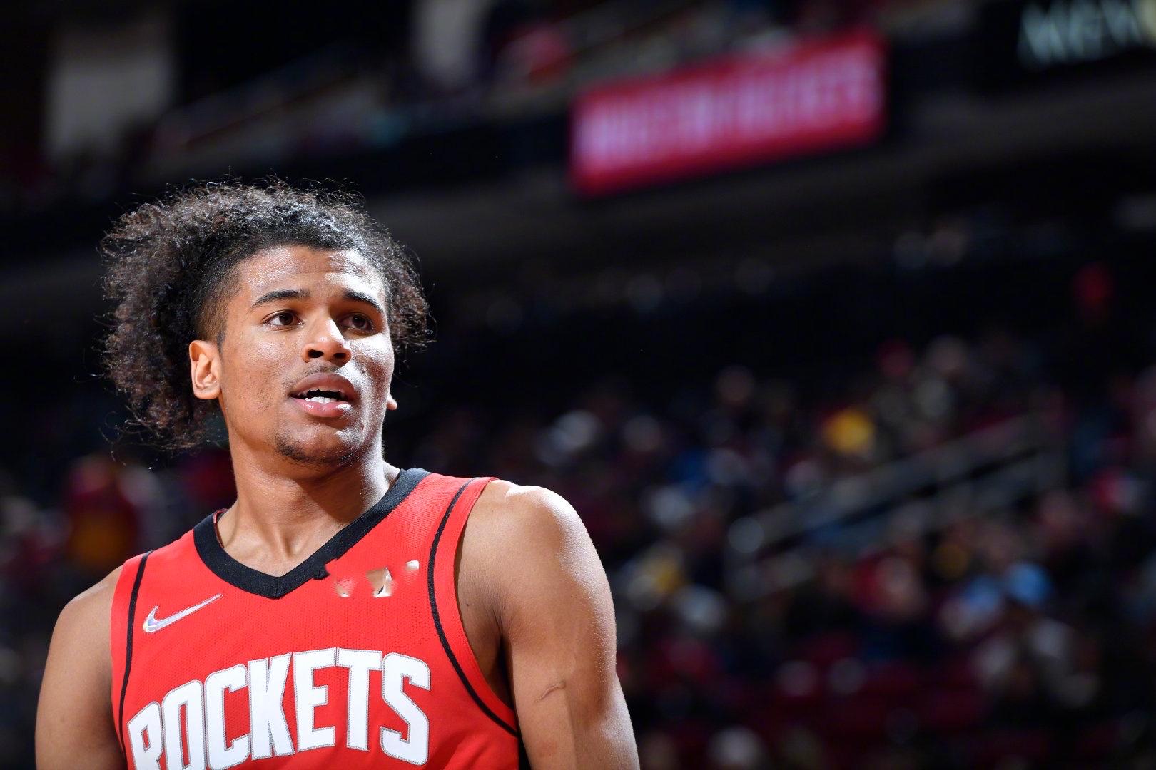 从切尔西弃儿到顶级中场，青训教练：对负面言论赖斯从不抱怨（从被切尔西放走到跻身顶级中场，青训教练称赖斯从不抱怨质疑）