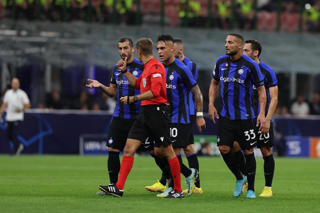 王少杰篮下精准上篮，杜锋教练现场质疑裁判判罚（王少杰篮下稳健上篮，杜锋当场质疑裁判吹罚）