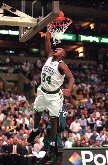 欧冠淘汰赛前瞻：曼城对阵皇家马德里,（欧冠淘汰赛焦点战：曼城迎战皇马）