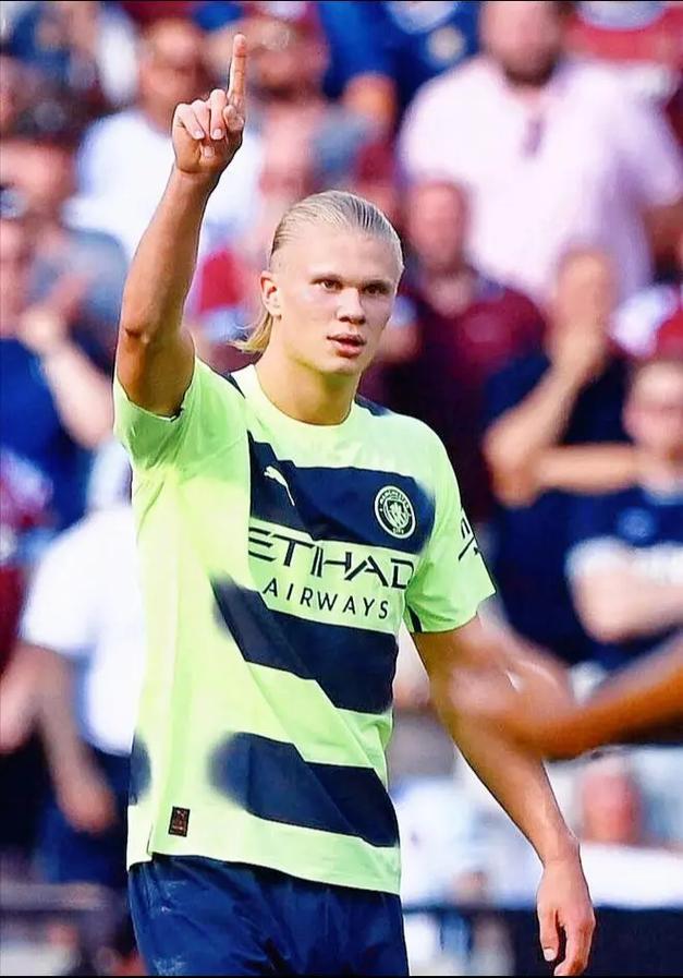 足球国足球员获赞：比赛态度专业（国足队员获赞：以专业态度投入比赛）