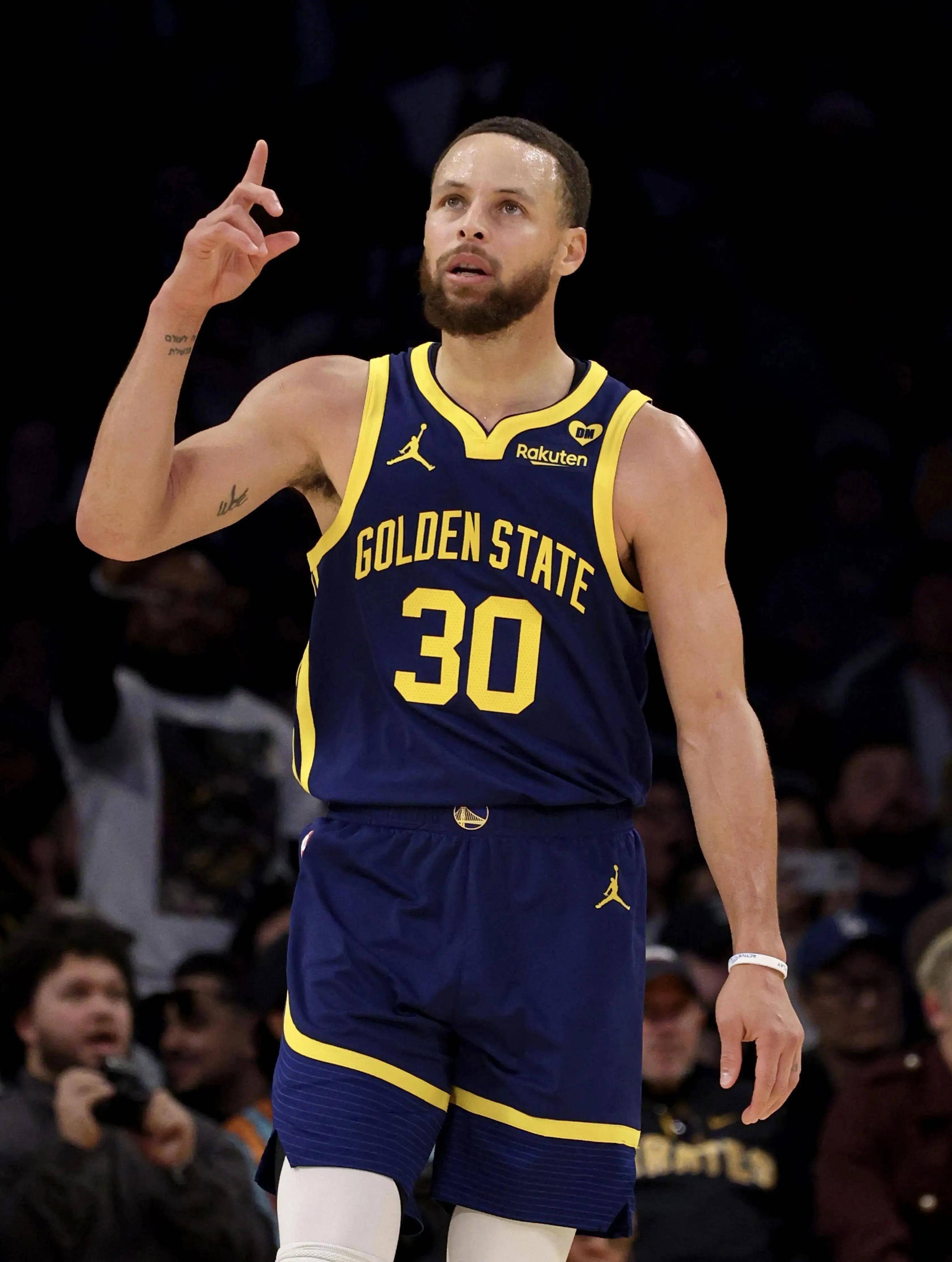 外媒：梅西在印度的雕像由45人耗费27天建成，高21.3米（外媒称：印度梅西雕像高21.3米，45人历时27天打造）